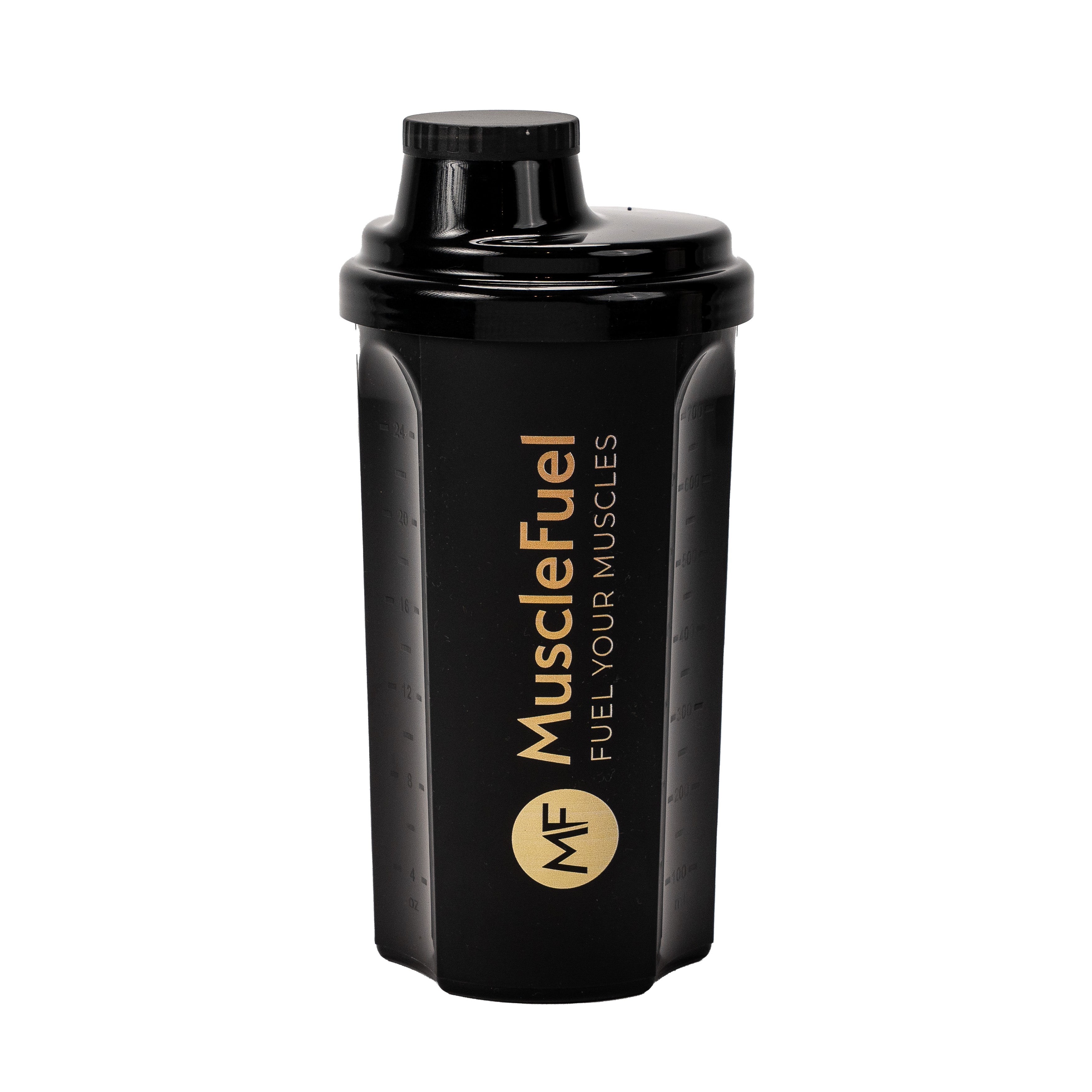 Zwarte MuscleFuel shaker met goud logo en opschrift "Fuel Your Muscles", ideaal voor eiwitshakes en sportdranken.